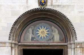 그리스도의 모노그람마를 경배하는 파도바의 성 안토니와 시에나의 성 베르나르디노_by Andrea Mantegna_photo by Jose Luiz Bernardes Ribeiro_on the portal of the church of Sant Antonio in Padova_Italy.jpg